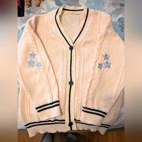 Silver and Cream Cardigan with V-neck and Floral Design - Picture 1 of 3